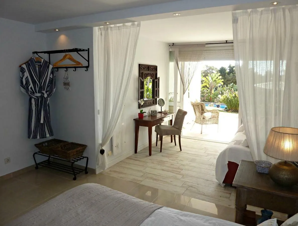 Villa Breeze Boutique Guest Rooms, Marbella Sitio de Calahonda 4*,